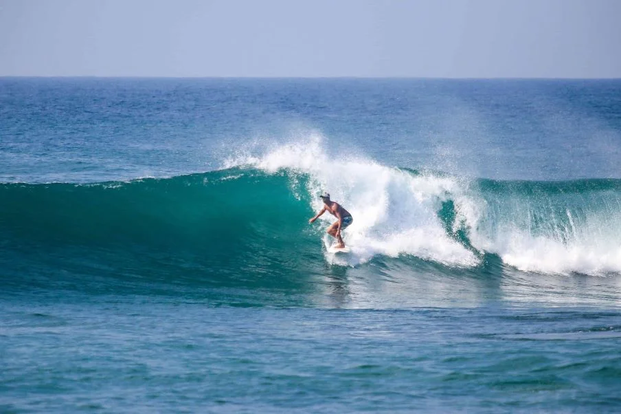 Surfing waves and coastal breaks in Ahangama