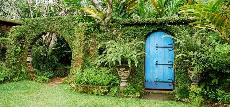 The historic manor house and lush courtyard at Brief Garden