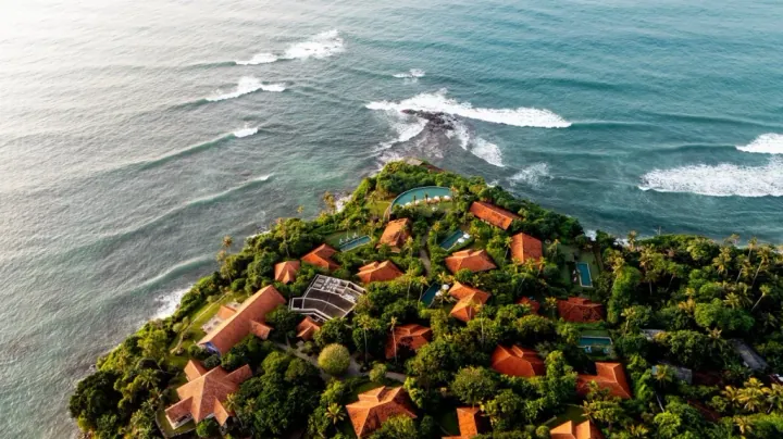 Cape Weligama luxury clifftop villas and crescent horizon pool overlooking the ocean
