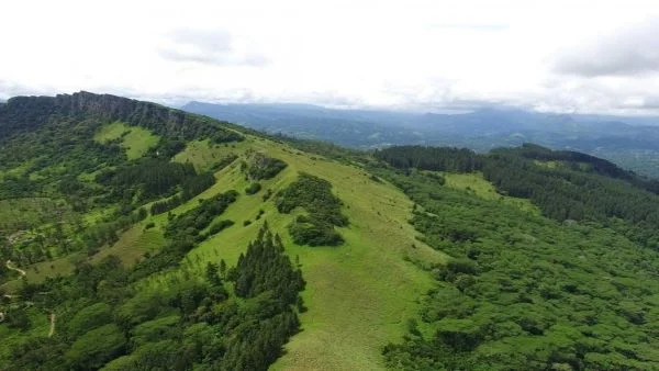 Hanthana mountain range view over Kandy valley