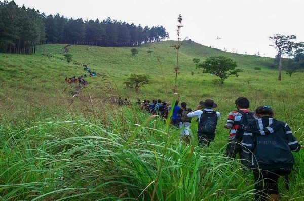 Hikers along the Hanthana mountain ridge trail