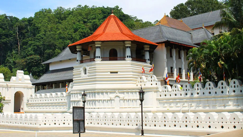 The historic octagonal pavilion Paththirippuwa and moat walls of Sri Dalada Maligawa