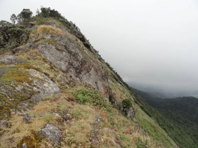 Rugged mountain ridge and sweeping summit views of Kirigalpoththa