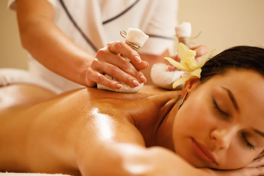 Therapeutic Kizhi warm herbal poultice back massage